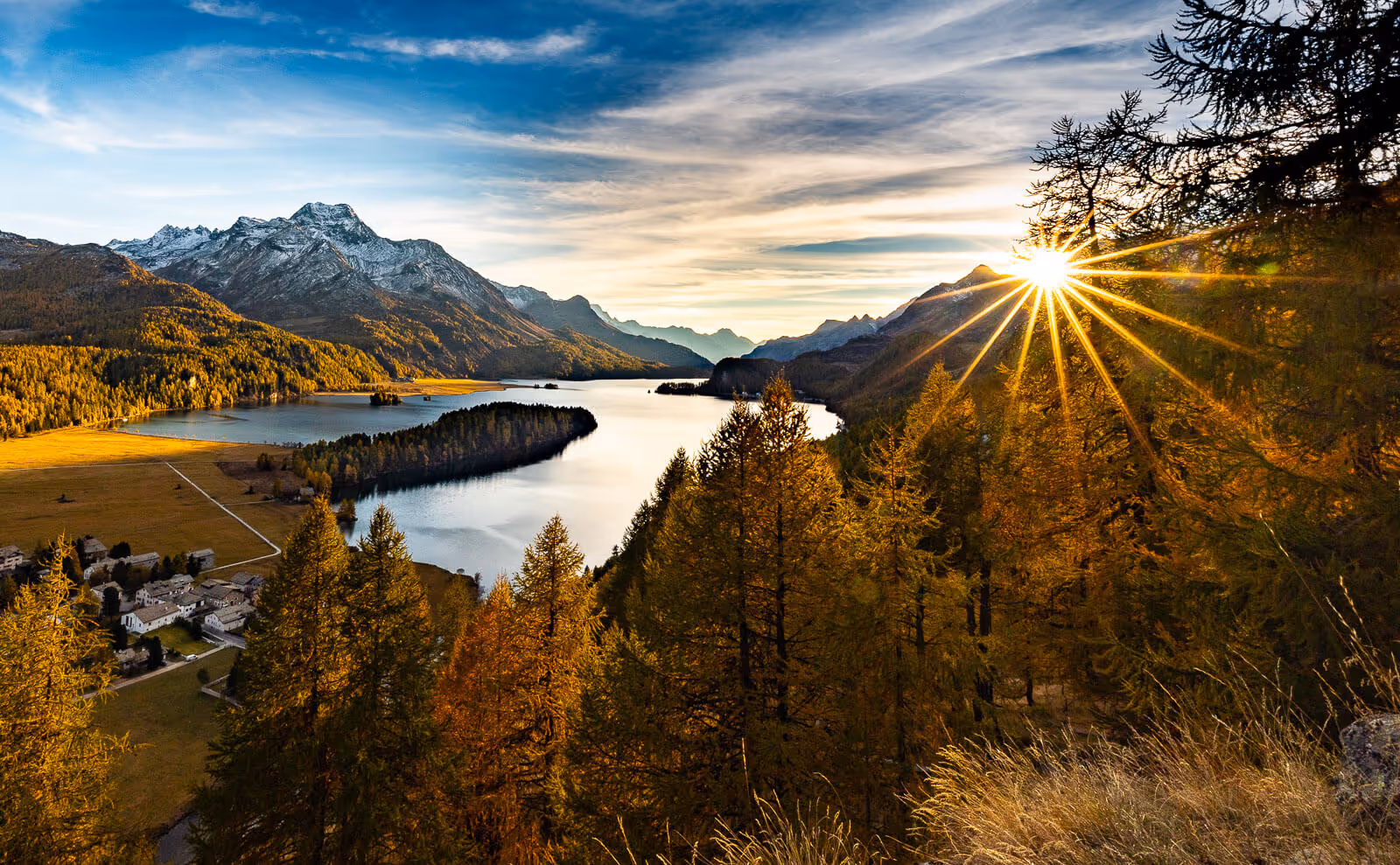 Herbstabend Silsersee mit Sonne über See und gelben Bäumen